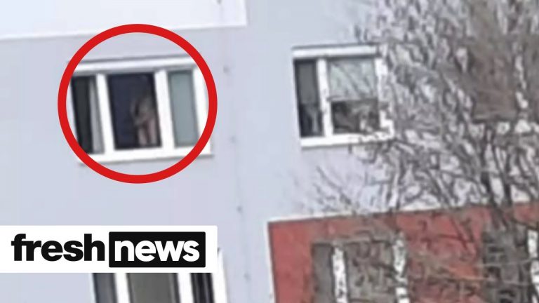 Nahý dospelá osoba mužského pohlavia v Bratislave onanoval v otvorenom okne