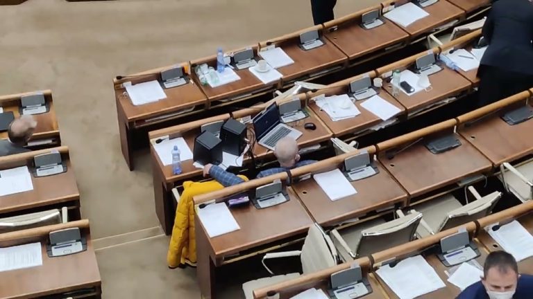 Kotlebovci spustili v parlamente sirénu (VIDEO)