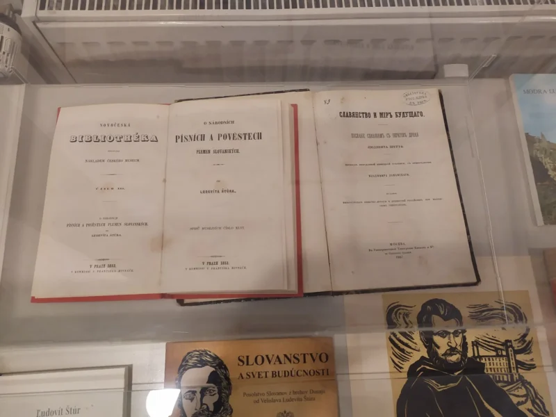 Staré vydania Štúrových diel vo vitríne vrátane knihy Slovanstvo a svet budúcnosti