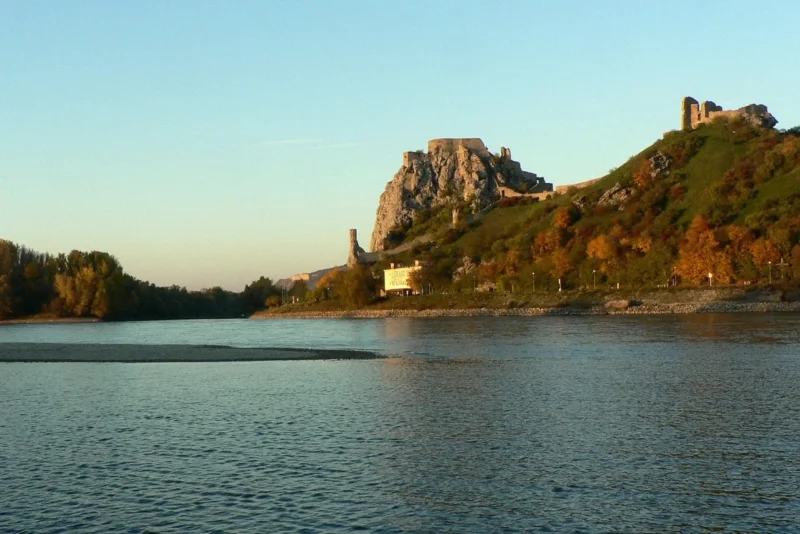 Hrad Devín na skale nad sútokom Dunaja a Moravy
